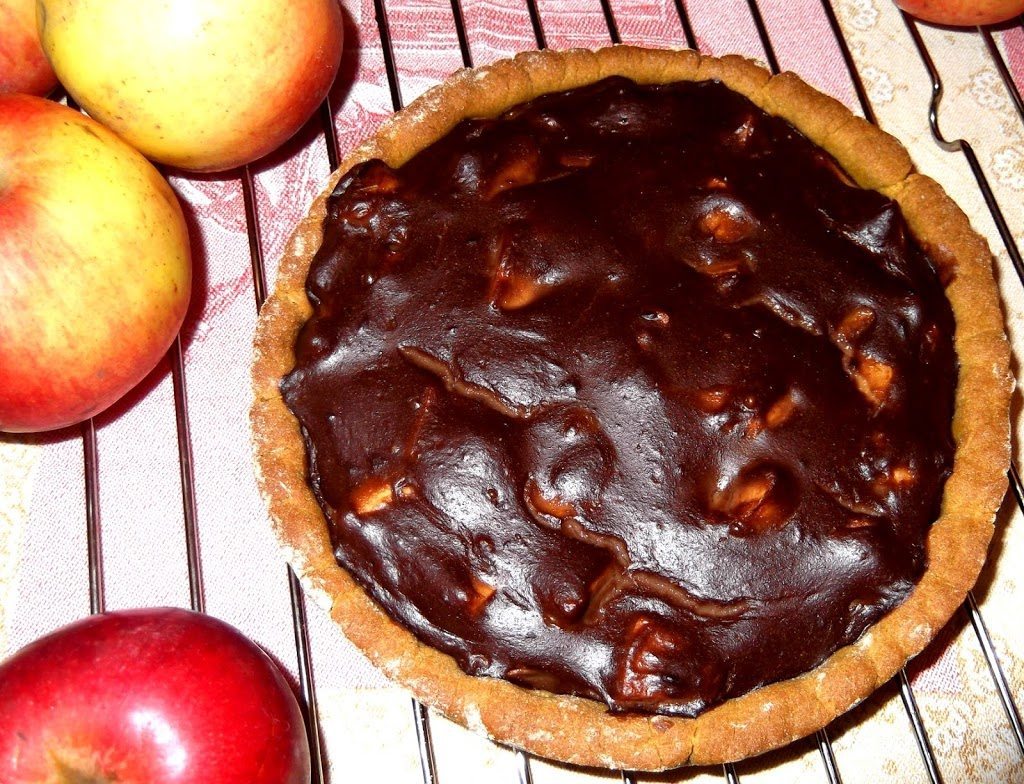 Crostata-con-mele-affogate-in-crema-al-cioccolato-Prospettiva (1)